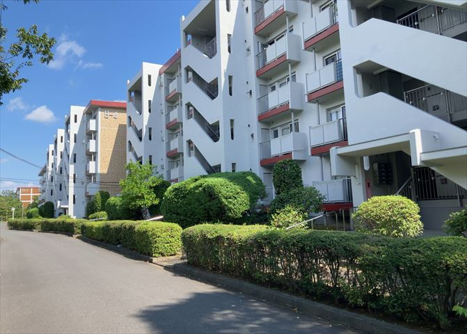 隣家の土地はどうなっているのか、生活利便施設が近くにあるのか、学校まで近いかなど、お客様のライフスタイルにあわせたイメージが重要です。また、近くにあると困る施設が近くにないかも確認するといいでしょう。