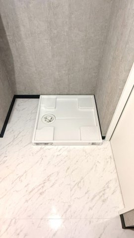 高級感漂う大理石調フロアの洗面室。防水パン完備で実用性も高く、ホテルライクで清潔な空間を叶えます