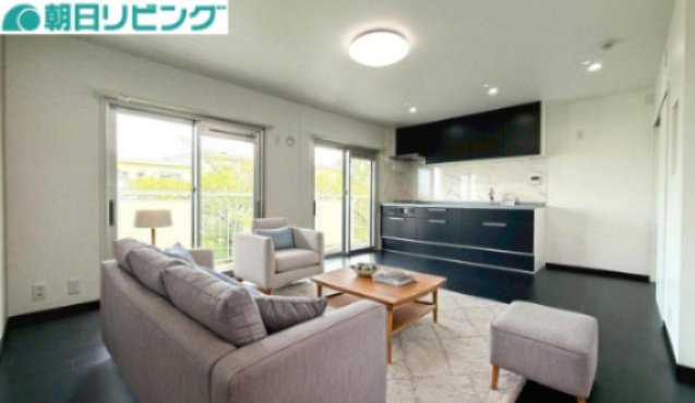 本画像はCG加工で家具を配置したイメージ画像となります。大型ソファを置いてもゆとりある空間です。
