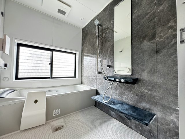 落ち着いた空間のお風呂になっております