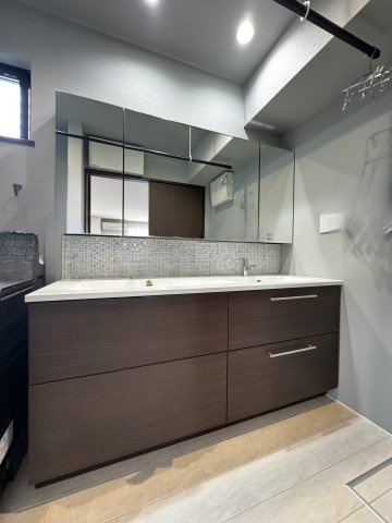 幅のある独立洗面台ですので2人並んでも余裕があります