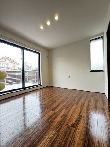 南面に面しているため日当たり良好の洋室になります