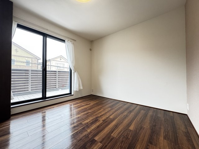 落ち着いて過ごせるお部屋なので、寝室にいかがでしょうか