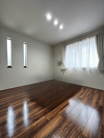 ダウンライトがついていますので部屋がすっきりとした印象になります