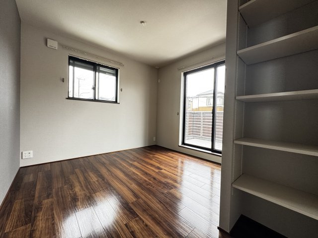 落ち着いた色調の洋室です