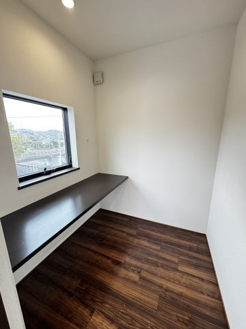 窓のある書斎のスペースがありますので読書等でぜいたくな時間をお過ごしください