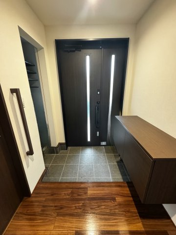 SICのついた玄関になります