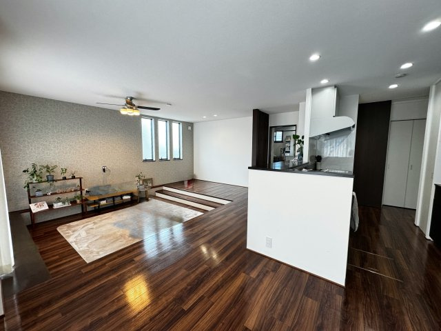 空間に立体感が生まれるダウンフロアリビングになっております！