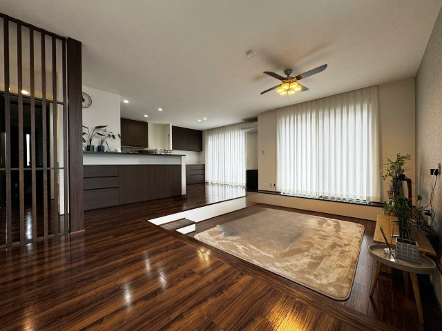 リビングには大きな窓が2つあり南からの気持ちの良い日差しが入り込みます