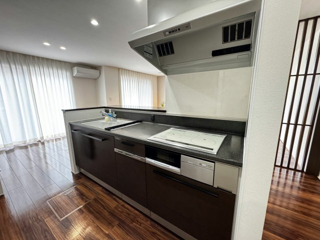 リビングと対面式のキッチンになっておりますので小さいお子様からも目を離さず料理ができます