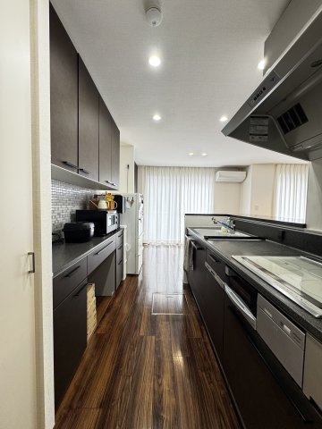 大きな収納棚が付いておりますので新規で買う必要がございません！