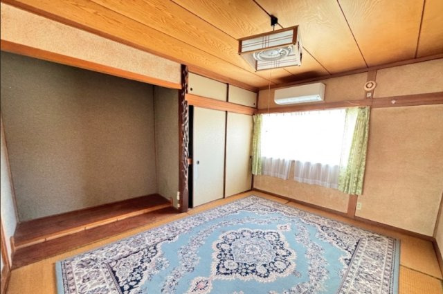 床の間付きで、和の趣を存分に感じられる和室です。天井や建具にも木の質感が活かされており、落ち着いた雰囲気が魅力。エアコン付きで快適に過ごせるほか、押入収納も備わっているため実用性も良好です。