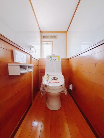 ■トイレ｜清潔感溢れるトイレになっています。窓がついていますので常に換気をすることができ清潔を保てます。