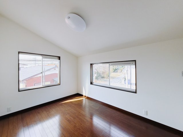 ■洋室｜お子様の一人部屋にピッタリな洋室。木のぬくもりを感じるフローリングは、天然木の味わいが時とともに深みを増していきます。また、傷にも強く、フリーワックスでお手入れもラクラクです♪