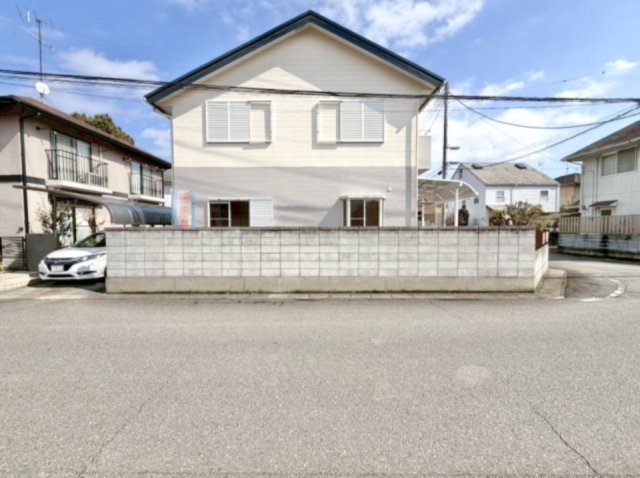 ■外観｜窓の配置や、爽やかな白ベースの外観が清潔感をもたらします。まっさらなキャンバスのような家にこだわりを彩って…始めよう、あなただけの豊かな暮らし(　＾＾　)