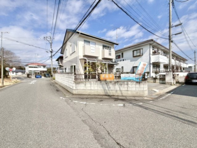 ■外観｜角地のため開放的で見渡しが良いです。車の出入りの際も安全確認バッチリ！