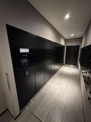 不在時の荷物受け取りに必須の宅配ボックスを完備。スタイリッシュなデザインで数も豊富です。