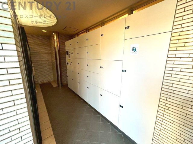 宅配ボックスは荷物の受け取りや配達が便利で安全です。不在時でも荷物が確保され、盗難や損傷のリスクが減少。受け取り時間の柔軟性が向上。外出先からでも荷物の受け取りや預けが可能となります。
