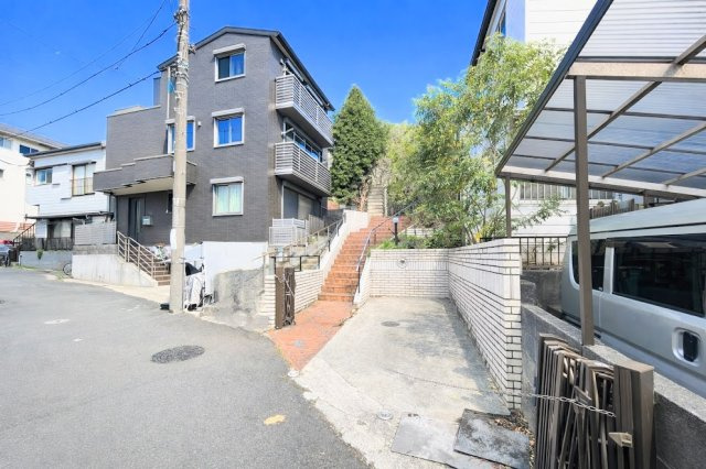 ◆一戸建てを中心とした街並みが整然と続き、周辺は高い建物が建っていないので、緑の多い閑静な趣を感じる環境です。街並みや周辺環境も重要なポイントです！！