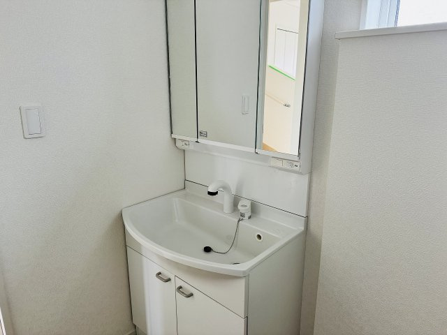 ～3面鏡付きの独立洗面台　細々している物をスッキリ収納出来ます～