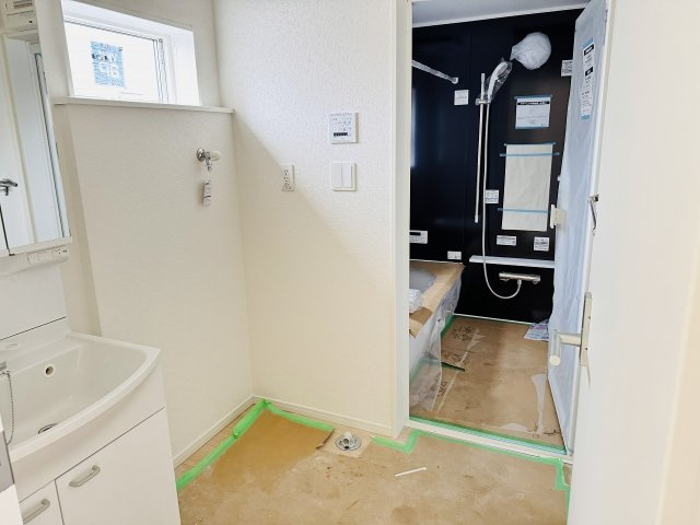 ～窓付きで明るい洗面所　換気もしやすいです～