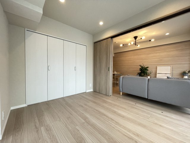 大切なお子さまを見守りやすい引き戸の洋室は、子ども部屋としても。　