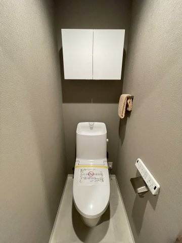 収納棚が設置されており、床にストックを置く必要がなく掃除も楽々。　