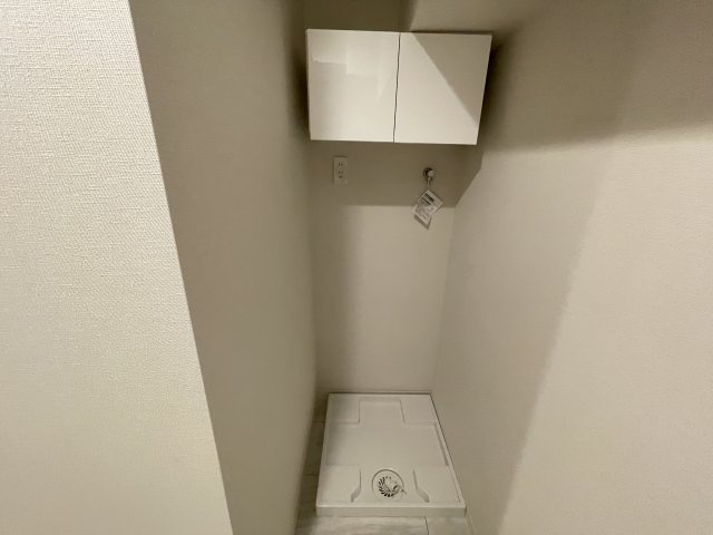 洗濯機置き場の上にも収納スペースがあり、小さなお子様の洗剤等の誤飲も心配不要。　