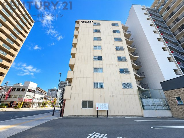 現地はご覧の通りマンションが多く立ち並んでおり、商業地域に指定された活気があるエリアとなります。　お店や飲食店が多く生活便利なエリアです。