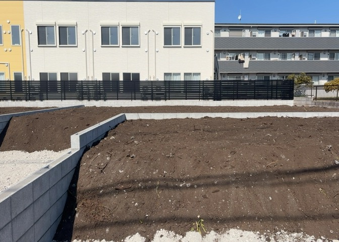 土地の形が極端に長細かったり、狭小地、あるいは道路との高低差がある傾斜地だった場合、後々売ろうとしても買い手がつかない場合もあります。後々、売却することになった時に価値の下がらない土地を選びましょう。
