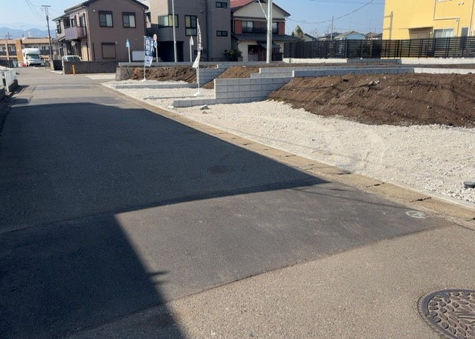 土地の面積＝住宅面積ではありません。建ぺい率の問題などで、土地のある場所によって住宅を建てられる面積は限られています。高さもしかり、「土地」という言葉の中には、建築条件も含まれると考えておきましょう。