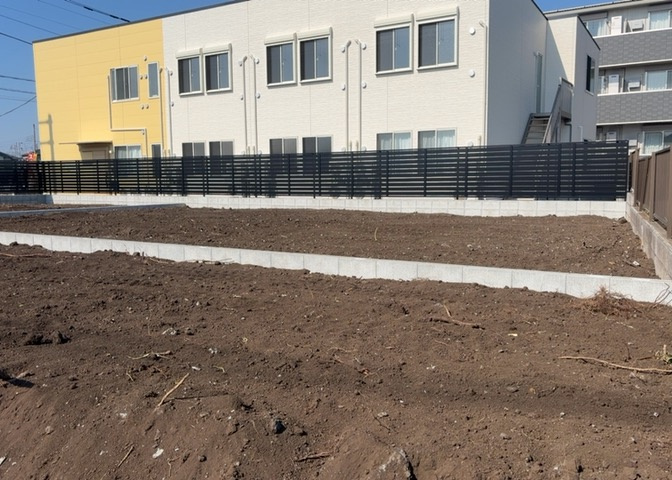 家を建てる場合、方位は要チェックです。現実的に日当たりのよい家ならばリビングは南側、建築基準法でも北側に当たる家への配慮は求められています。土地を見学に行く際は、方位磁針を持って行くようにしましょう。
