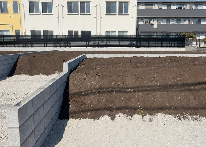 土地の前の道路に消火栓が設置されていることがあります。この場合、道路交通法第45条第1項により、駐車禁止の場所が指定されています。そのため、車庫などの駐車スペースをつくることができない場合があります。