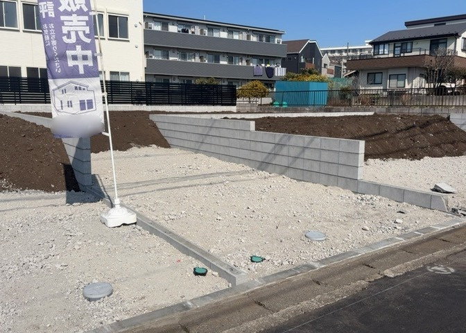 現地に行くなら、物件の周囲の地形がどうなっているかを見ることも大切です。周辺より低くなっている土地では、大雨などで水が集まりやすいため、地盤が弱くなっているということも考えられるため、注意が必要です。