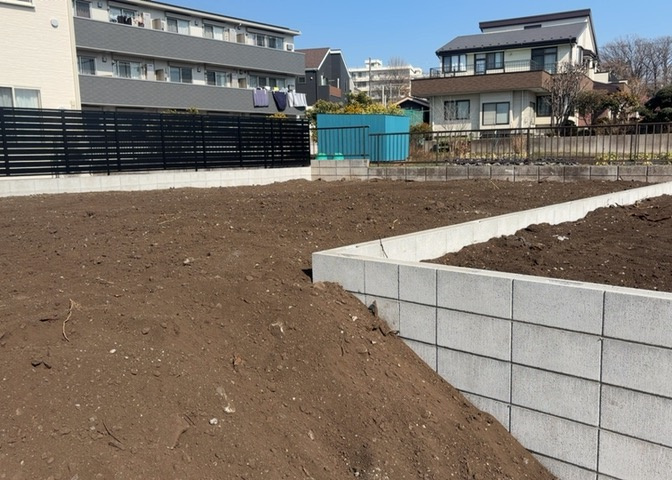 土地購入を検討されている場合、境界杭がない状態で購入してしまうと境界確定測量をする必要があり、費用がかかります。購入の前に、売主、隣土地所有者立ち合いのもと境界を確定し境界杭を設置するのがベストです。