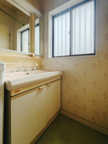 ■洗面室｜大きな鏡で朝の身支度もラクラク♪窓があるので換気の際も楽ちんです♪