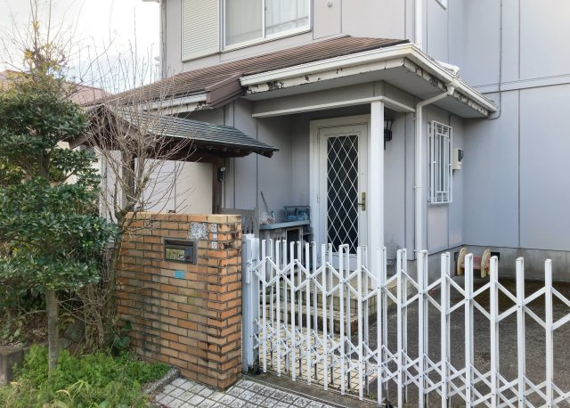 玄関は家の顔でもあり、家族以外の目にも止まる場所です。玄関は外との間を仕切る扉、靴などをしまっておく収納スペース、靴脱ぎのたたきスペース、来客とのやり取りをするドアホンなど複数のアイテムからなります。