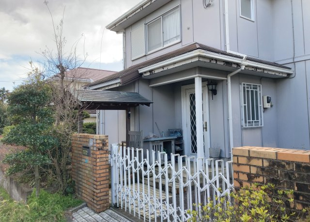 木造住宅とは土台、壁、柱など建築物の強度を支える構造体の材に木が使用されている構造を指します。構造体は建物の自重を支えるだけではなく風圧や水圧、積裁荷重などあらゆる衝撃に耐えるための基礎です。