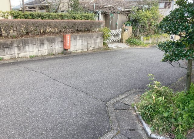 玄関ポーチにおいて最も重視すべきと言っても良いのが広さです。適切な広さの玄関ポーチでないと外見的なバランスは崩れてしまいますし、何より使いにくくなってしまいますので、現地で実際に下見をしてみましょう！