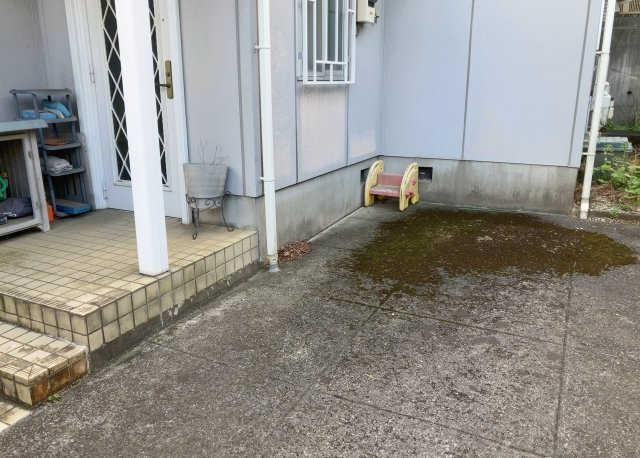 床下換気口は、床下に湿気がこもることを防ぎ、効果的に換気を行うために設置されています。床下換気口が設置されていない建物は、基礎パッキング工法などにより換気を行なっています。詳細は現地でご確認ください。