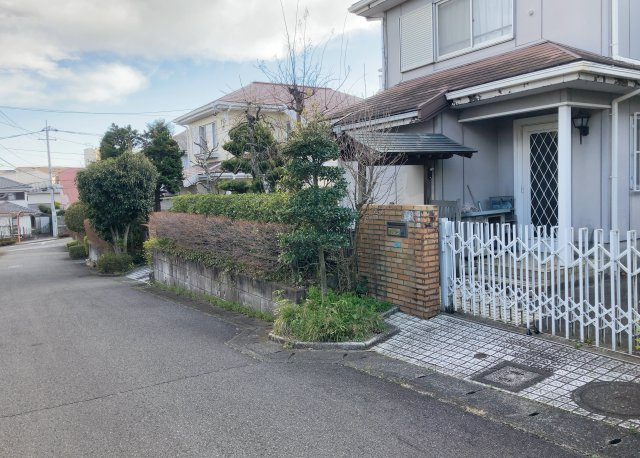 隣家の土地はどうなっているのか、生活利便施設が近くにあるのか、学校まで近いかなど、お客様のライフスタイルにあわせたイメージが重要です。また、近くにあると困る施設が近くにないかも確認するといいでしょう。