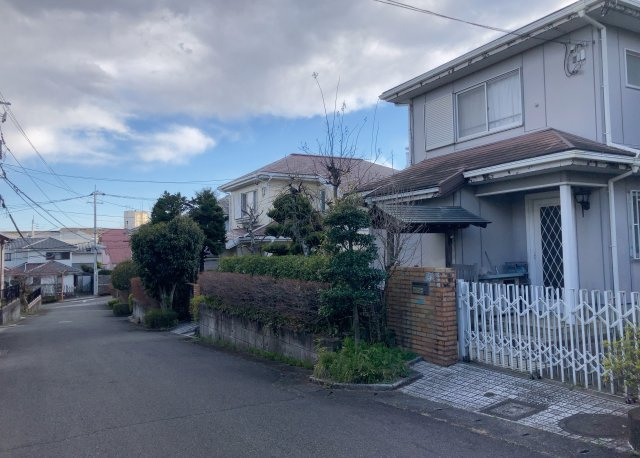東側道路の場合は居室を南向きに設計しやすいため、朝日が入りやすいというメリットがあります。一方、西側道路も東側同様に居室を南向きに設計しやすいのですが、住宅地だと朝日が入りにくいという弱点があります。
