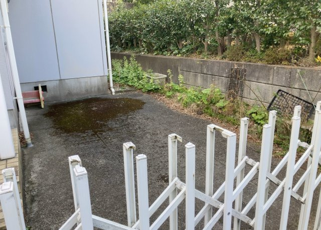 車一台あたりに必要なスペースは、標準サイズの普通自動車で横幅2m50cm、長さ5mは必要になります。ただし、乗降のことも考慮して横幅3m30cm、長さ5m50cmほどは確保できるところを選びましょう。
