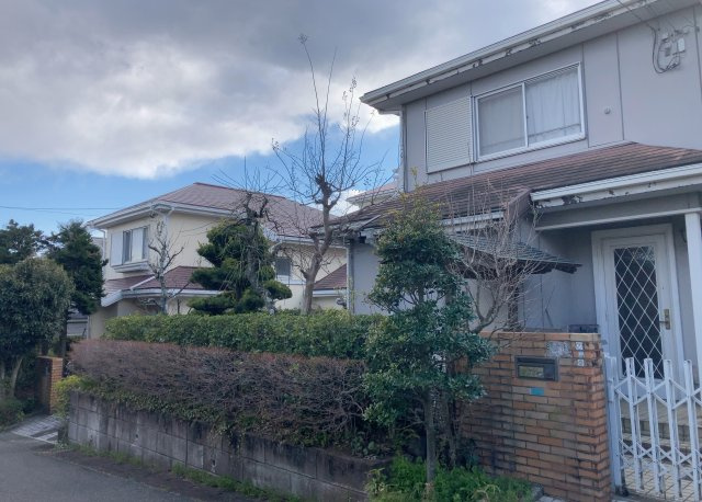 庭のある家に住むことのメリットとして、子どもたちの遊び場を確保できること、ガーデニングや家庭菜園を楽しめること、明るさを確保できることがあります。また、配置を工夫することでプライバシーが確保できます。