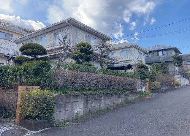 住宅用の土地では前面道路に2m以上接していなければならないと法律で定められています。しかし、お持ちの車のサイズやライフスタイルなどにより、2mでは利便が悪い場合もございますので、事前に確認しましょう。
