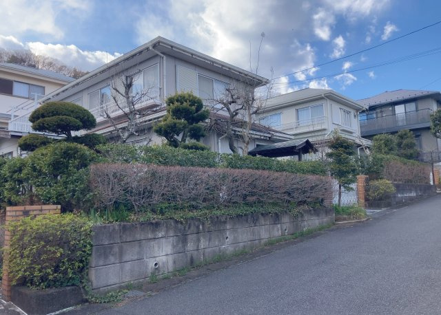 道幅が広い場所は日当たりや風通が良好です。幅が広いのですれ違いも可能ですし大きな車でも駐車可能！一方で、大型車が通ることも多くなるため交通量の増加により騒音に繋がります。また土地の値段が高くなります。