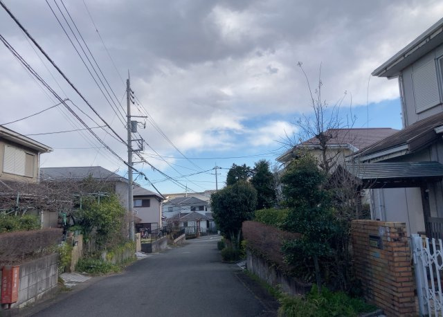 眺望を気にして物件を探す場合、前面に建物が建っていないか現地で確認しましょう！前面に建物があると景色はもちろん、日当たりや風通しにも影響が出てきます。住んだ時のことを想像しながら現地見学をしましょう。