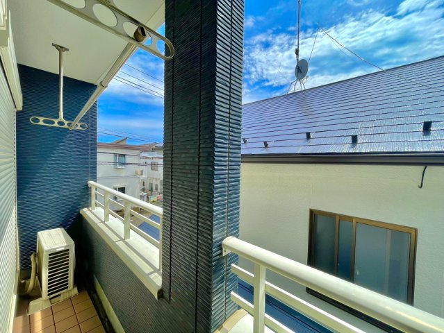 南向きバルコニー　うれしい屋根付きのバルコニー♪雨の日でも洗濯可能です　※明るさ調整加工、家具修正加工をしております。