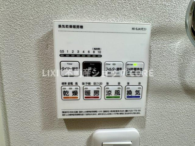 浴室乾燥機能で雨の日でも乾燥が可能。また、浴室内の湿気を排気し、カビの発生を抑えます　