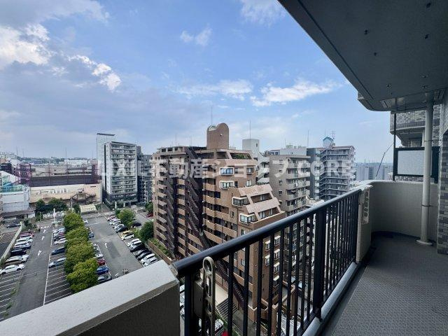 開放感いっぱいの眺望と共に光と風を享受するバルコニー。景観を眺めることができます。　